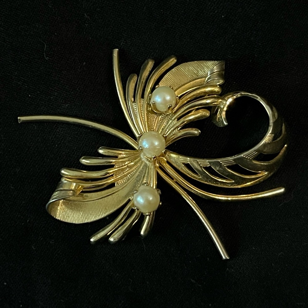 Vintage retro, gold brooch with pearl